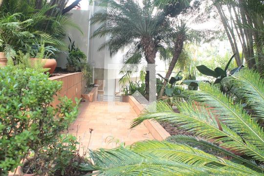 Quintal de casa para alugar com 6 quartos, 560m² em Vila Tramontano, São Paulo