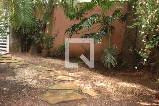 Quintal de casa para alugar com 6 quartos, 560m² em Vila Tramontano, São Paulo