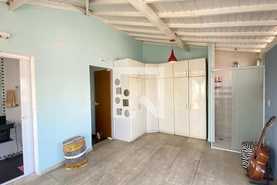 Suíte  de apartamento à venda com 3 quartos, 210m² em Vila Bertioga, São Paulo