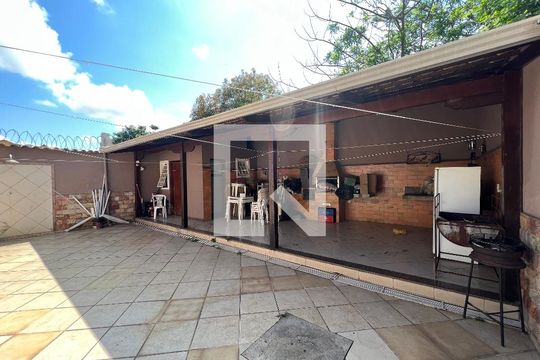 Quintal de casa à venda com 4 quartos, 200m² em Arcadia, Contagem