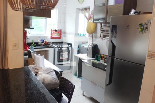 Cozinha de apartamento para alugar com 2 quartos, 59m² em Vila Voturuá, São Vicente