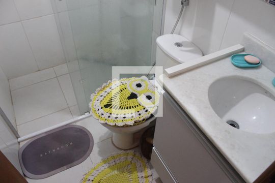 Banheiro de apartamento para alugar com 2 quartos, 59m² em Vila Voturuá, São Vicente