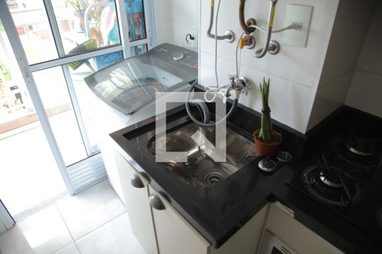 Cozinha de apartamento para alugar com 2 quartos, 56m² em Jardim Roberto, Osasco