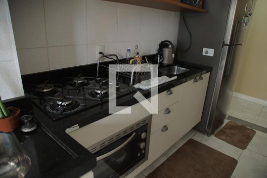 Cozinha de apartamento para alugar com 2 quartos, 56m² em Jardim Roberto, Osasco
