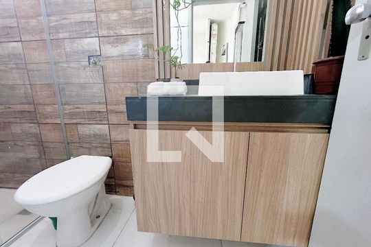 Banheiro de apartamento à venda com 1 quarto, 46m² em Vila Itapura, Campinas