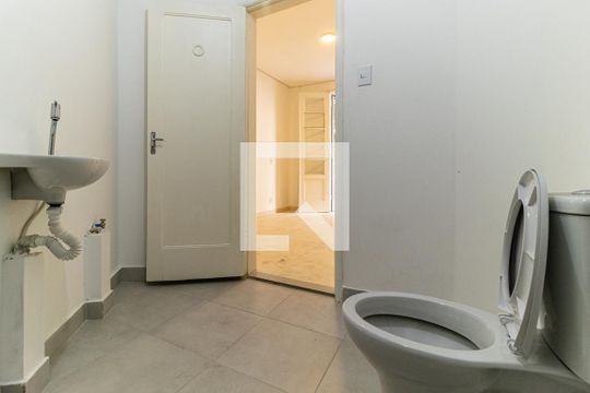 Banheiro de kitnet/studio para alugar com 1 quarto, 28m² em Santa Cecilia, São Paulo