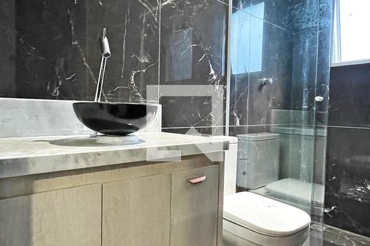 Banheiro da Suíte 1 de casa para alugar com 3 quartos, 333m² em Jardim Adriana, Guarulhos