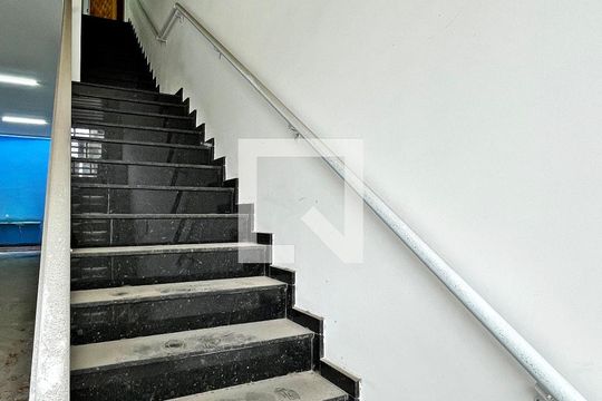 Escada de casa para alugar com 3 quartos, 333m² em Jardim Adriana, Guarulhos