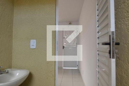 Banheiro de apartamento para alugar com 1 quarto, 25m² em Irajá, Rio de Janeiro