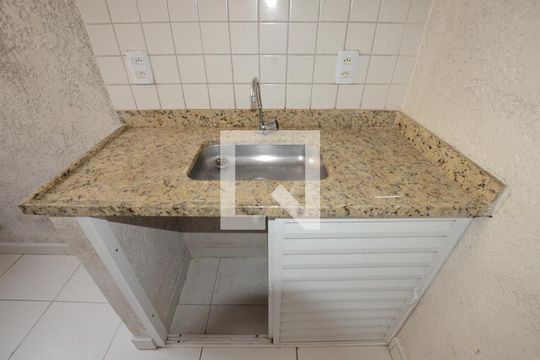 Cozinha de apartamento para alugar com 1 quarto, 25m² em Irajá, Rio de Janeiro