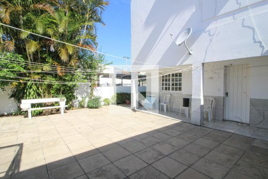 Quintal de casa à venda com 5 quartos, 410m² em Harmonia, Canoas