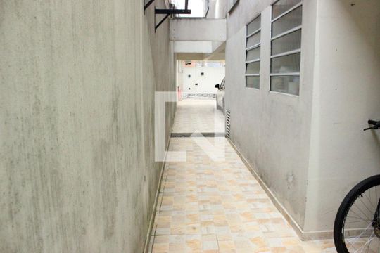 Corredor do quintal de apartamento para alugar com 2 quartos, 70m² em Jardim Adriana, Guarulhos