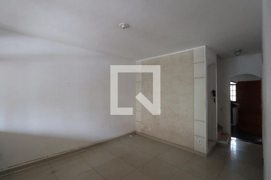 Casa de Condomínio para alugar com 3 quartos, 200m² em Galo Branco, São Gonçalo