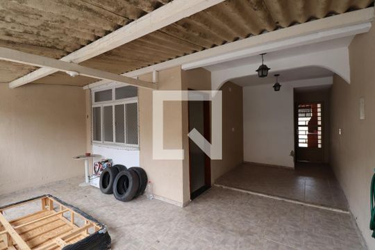 Garagem de casa de condomínio para alugar com 3 quartos, 200m² em Galo Branco, São Gonçalo
