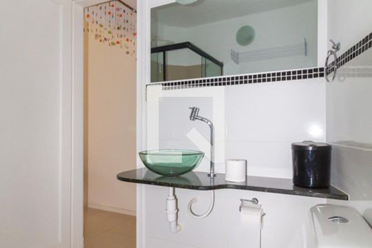 Banheiro de apartamento para alugar com 1 quarto, 29m² em Liberdade, São Paulo
