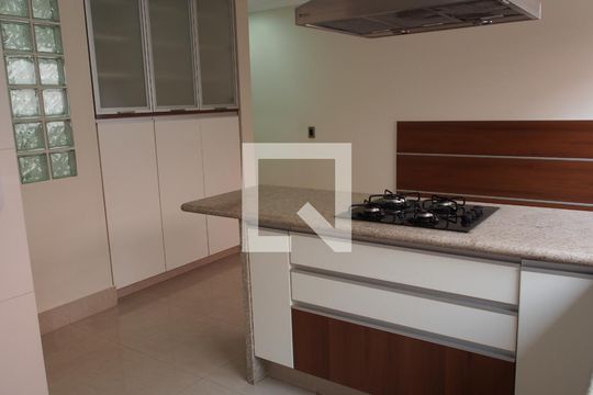 Cozinha de casa à venda com 3 quartos, 370m² em Vila Galvão, Jundiaí