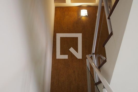 Escada de casa à venda com 3 quartos, 370m² em Vila Galvão, Jundiaí