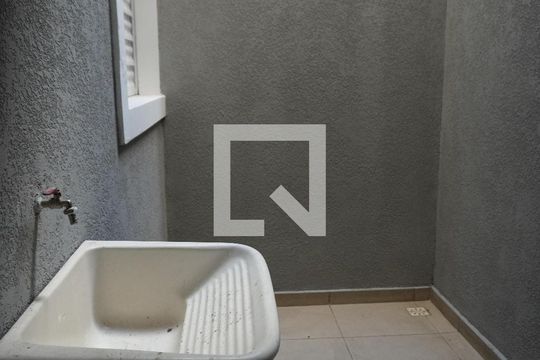 Área de serviço de casa de condomínio para alugar com 1 quarto, 37m² em Vila Carmosina, São Paulo