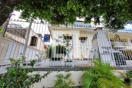 Fachada de casa de condomínio à venda com 2 quartos, 70m² em Cordovil, Rio de Janeiro