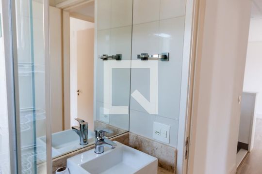 Banheiro de apartamento à venda com 2 quartos, 50m² em Parque Erasmo Assunção, Santo André