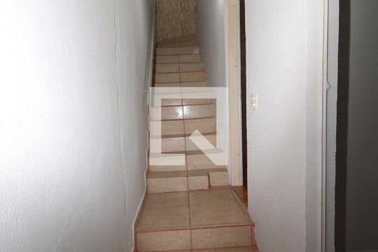 Escada de casa para alugar com 2 quartos, 100m² em Cidade Satélite Santa Bárbara, São Paulo
