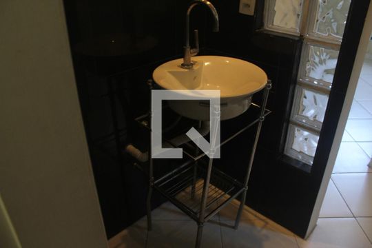 Banheiro de apartamento à venda com 2 quartos, 64m² em Vila Isa, São Paulo