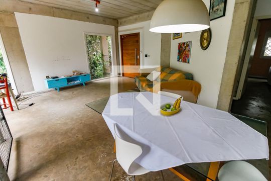 Sala de casa à venda com 4 quartos, 210m² em Paraíso do Morumbi, São Paulo