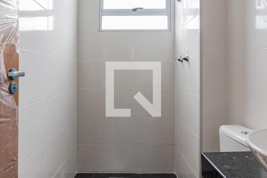 Banheiro de apartamento à venda com 2 quartos, 43m² em Jardim Itu-sabará, Porto Alegre