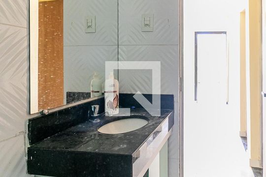 Banheiro de casa à venda com 2 quartos, 101m² em Santa Terezinha, Belo Horizonte
