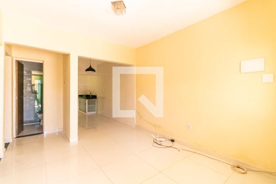 Sala de casa à venda com 2 quartos, 101m² em Santa Terezinha, Belo Horizonte