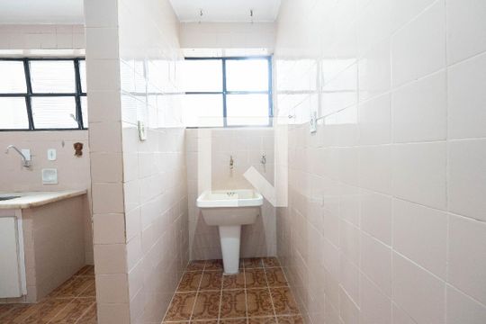 Cozinha e Área de Serviço de apartamento para alugar com 2 quartos, 77m² em Bela Vista, São Paulo