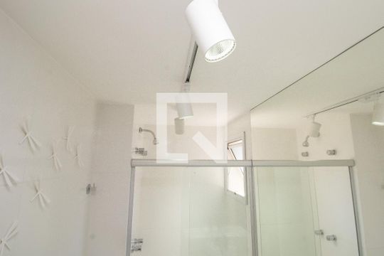 Lavabo, chuveiro, box e trilho de luz  de apartamento à venda com 1 quarto, 58m² em Itaim Bibi, São Paulo