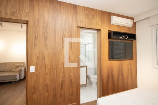 Quarto, revestimento parede, ar condicionado e TV de apartamento à venda com 1 quarto, 58m² em Itaim Bibi, São Paulo