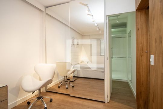 Quarto, armário espelhado  de apartamento à venda com 1 quarto, 58m² em Itaim Bibi, São Paulo