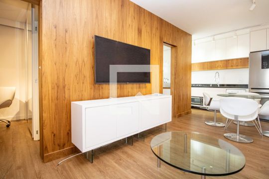 Sala, ar condicionado, bufê e TV.  de apartamento à venda com 1 quarto, 58m² em Itaim Bibi, São Paulo