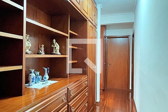 Corredor dos Dormitórios de casa à venda com 4 quartos, 180m² em Vila Galvão, Guarulhos