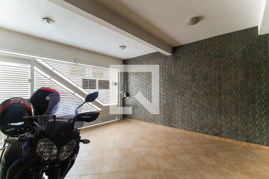Garagem de casa à venda com 3 quartos, 180m² em Itaquera, São Paulo