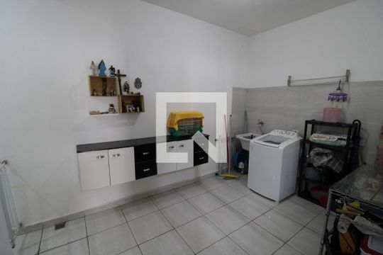 Area de seriço de casa à venda com 6 quartos, 200m² em Parque Peruche, São Paulo