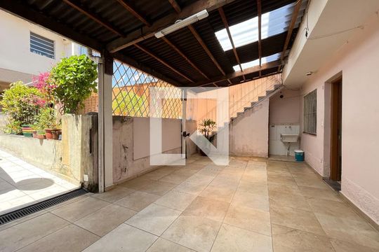 Área externa de casa para alugar com 3 quartos, 80m² em Americanópolis, São Paulo