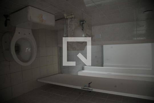 Banheiro de apartamento para alugar com 2 quartos, 60m² em Santa Rosa, Niterói