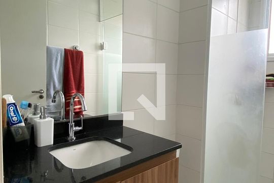 Banheiro de apartamento à venda com 2 quartos, 51m² em Centro, Barueri