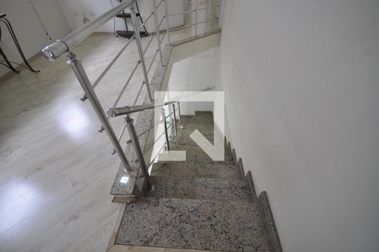 Escada de casa à venda com 3 quartos, 164m² em Vila Constança, São Paulo