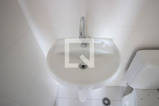 Banheiro de apartamento para alugar com 2 quartos, 32m² em Vila Nova Curuçá, São Paulo
