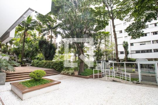 Área comum- Entrada com rampa de acesso de apartamento à venda com 3 quartos, 130m² em Itaim Bibi, São Paulo