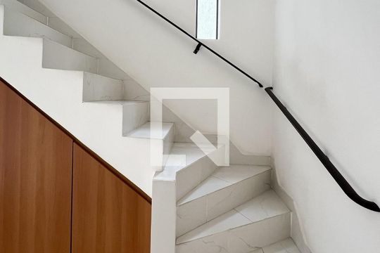 Escada de casa para alugar com 3 quartos, 230m² em Indianópolis, São Paulo