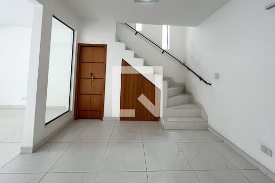 Escada de casa para alugar com 3 quartos, 230m² em Indianópolis, São Paulo