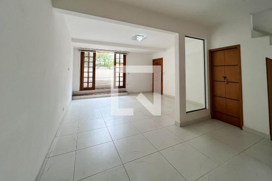 Sala de casa para alugar com 3 quartos, 230m² em Indianópolis, São Paulo