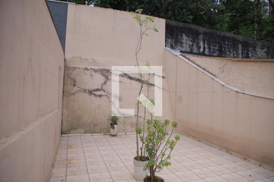 Área externa de casa à venda com 3 quartos, 170m² em Umuarama, Osasco