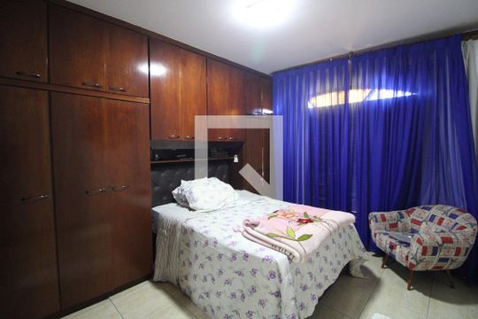 Suíte de casa para alugar com 3 quartos, 250m² em Vila Romano, São Paulo