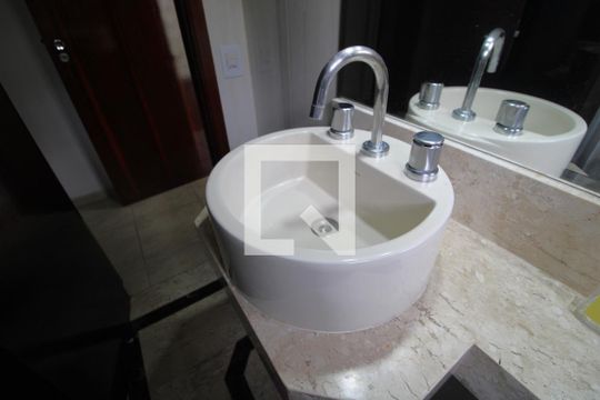 Pia banheiro da suíte  de casa para alugar com 3 quartos, 250m² em Vila Romano, São Paulo